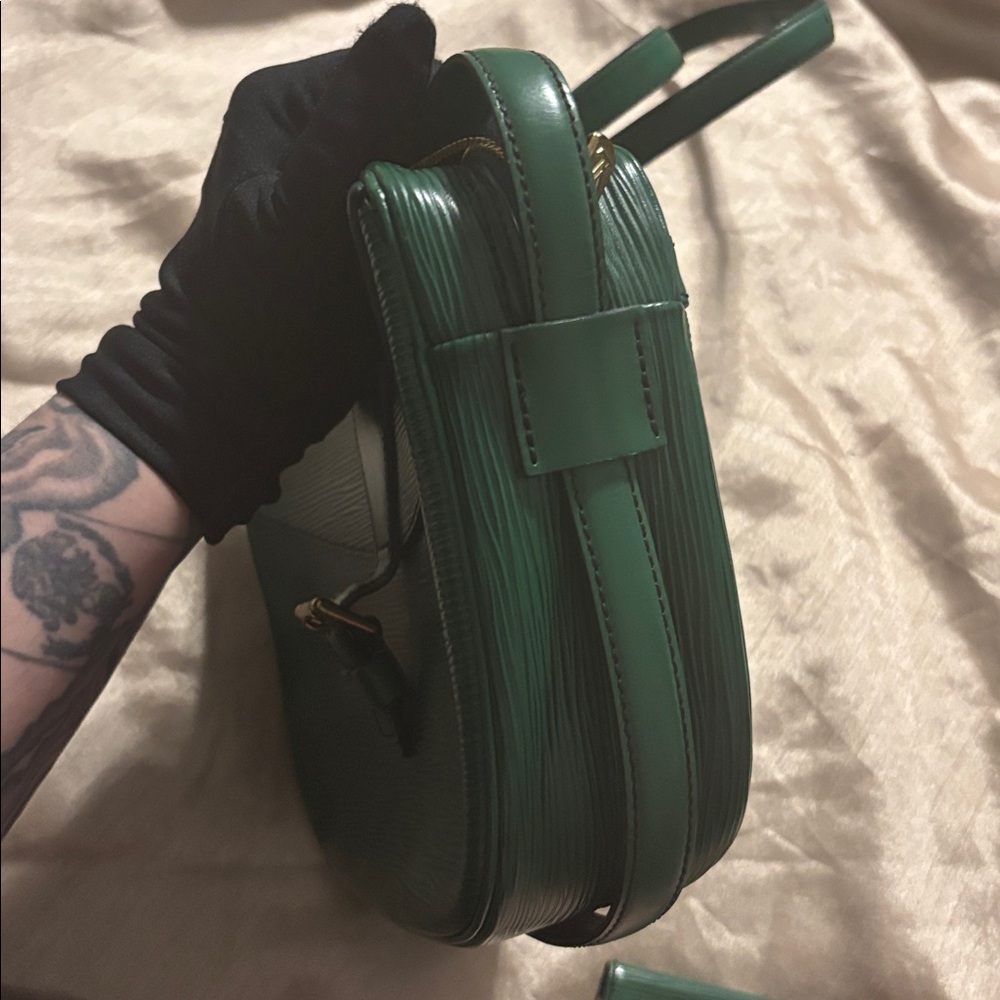 LOUIS VUITTON Epi Jeune Fille Shoulder Bag Green & Matching Key Card Wallet - Picture 5 of 11